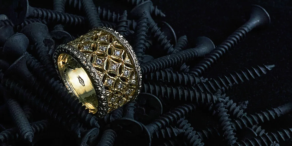Anello Golden Hours in oro traforato con diamanti tra viti nere