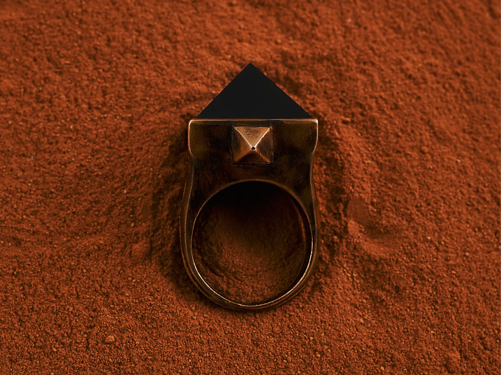 Anello Pyramids con piramide in bronzo e oro nella sabbia rossa