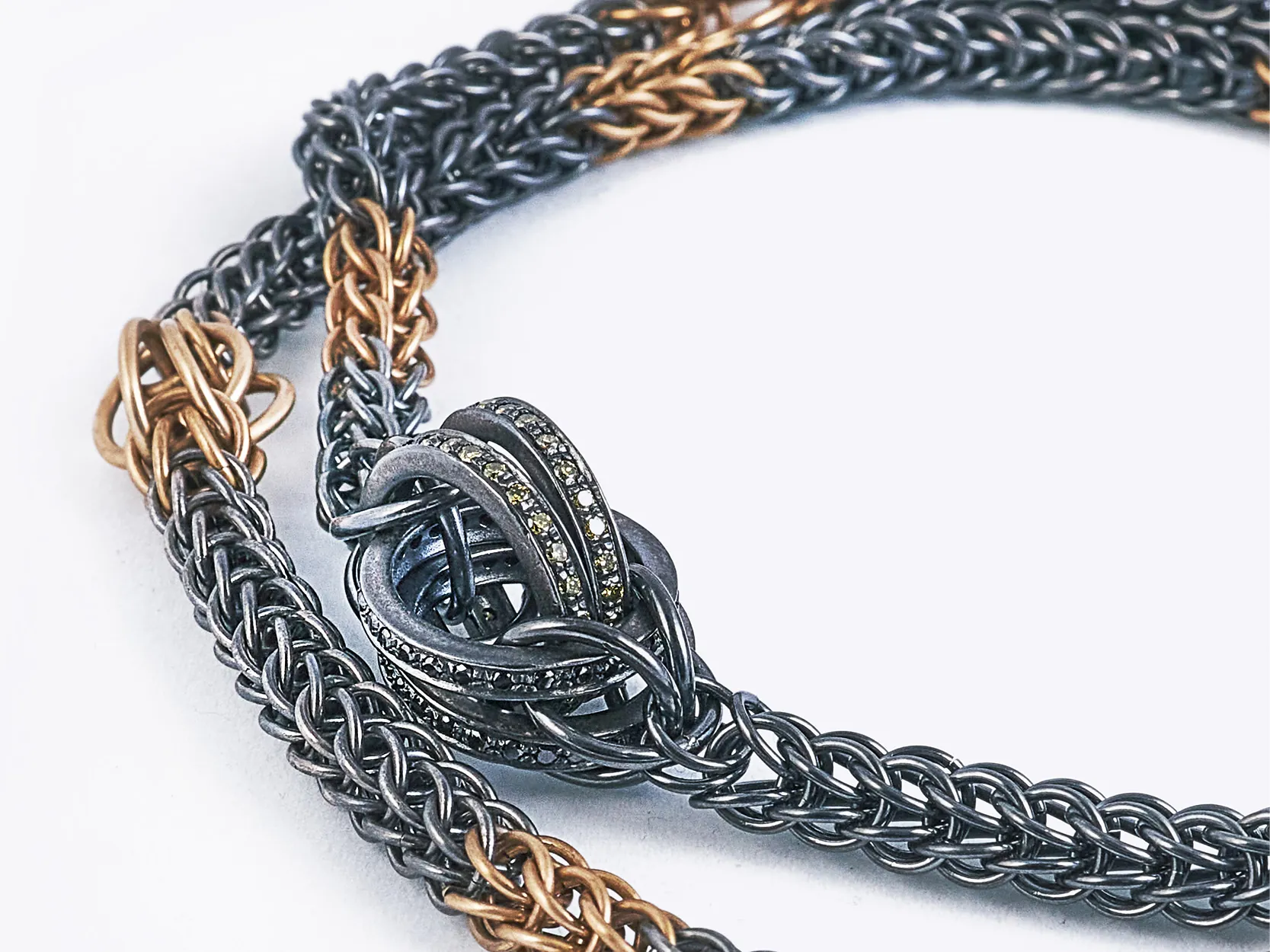 Collana Tangled & Caught a maglia intrecciata in metallo brunito e oro rosa con anello pavé